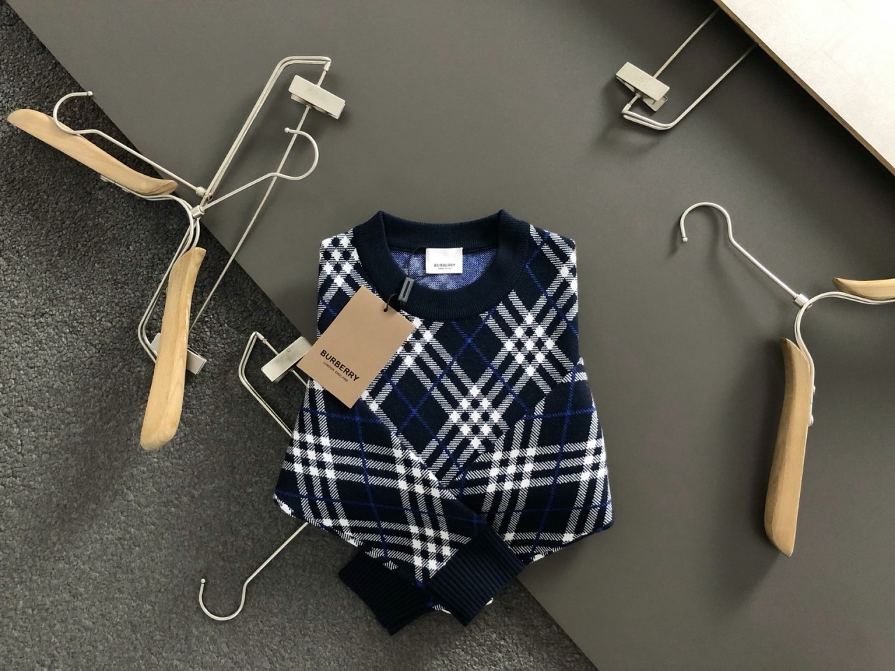 버버리 사선체크 풀오버 양모라운드 니트