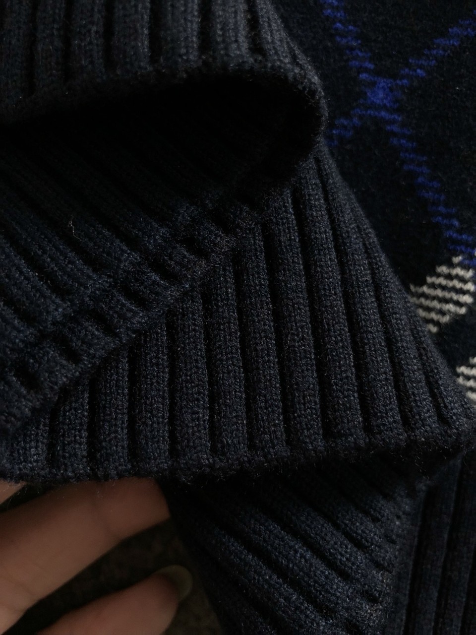 버버리 사선체크 풀오버 양모라운드 니트