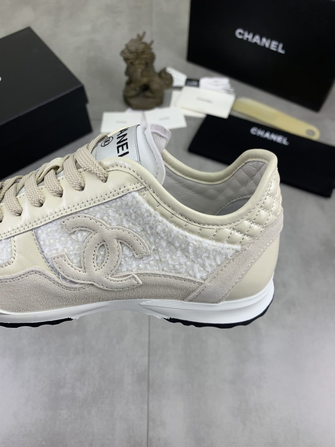 [CHANEL-샤넬]남녀공용 샤넬 스니커즈