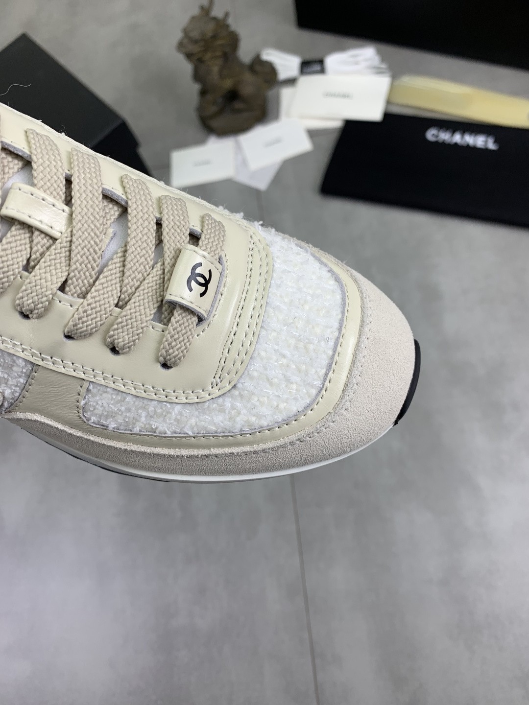 [CHANEL-샤넬]남녀공용 샤넬 스니커즈