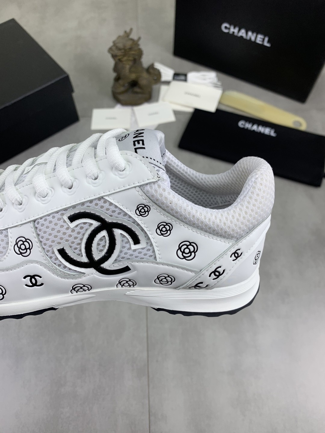 [CHANEL-샤넬]남녀공용 샤넬 스니커즈