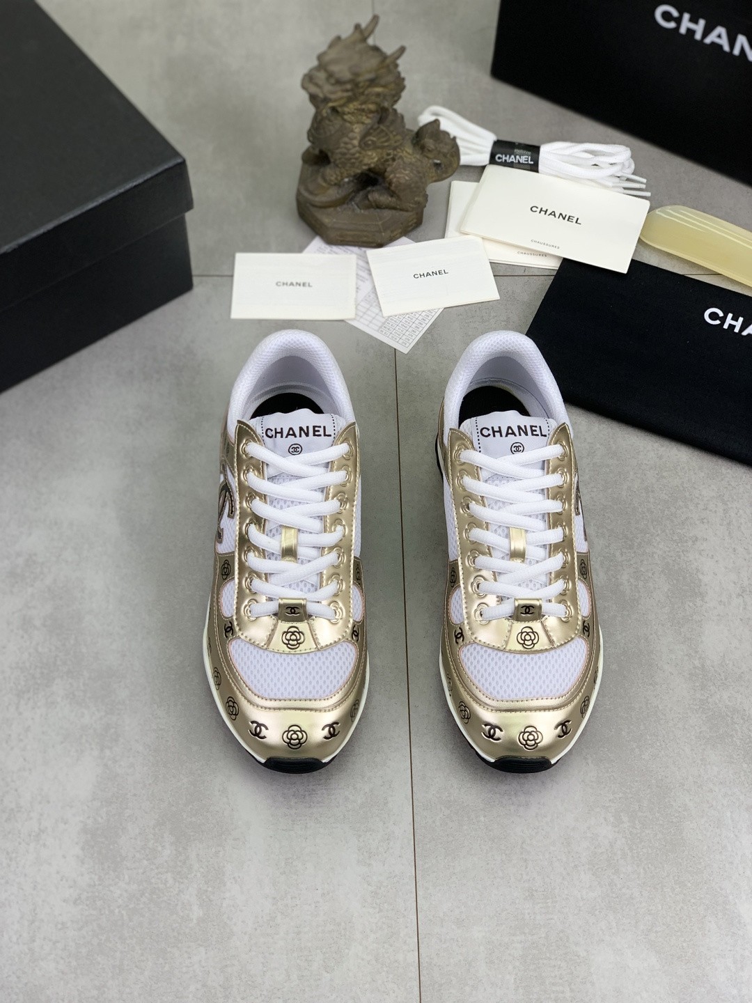 [CHANEL-샤넬]남녀공용 샤넬 스니커즈