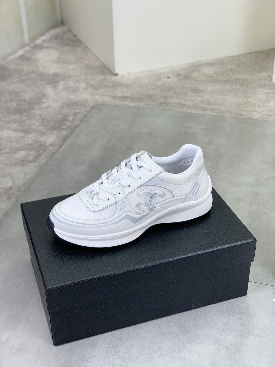 [CHANEL-샤넬]남녀공용 샤넬 스니커즈