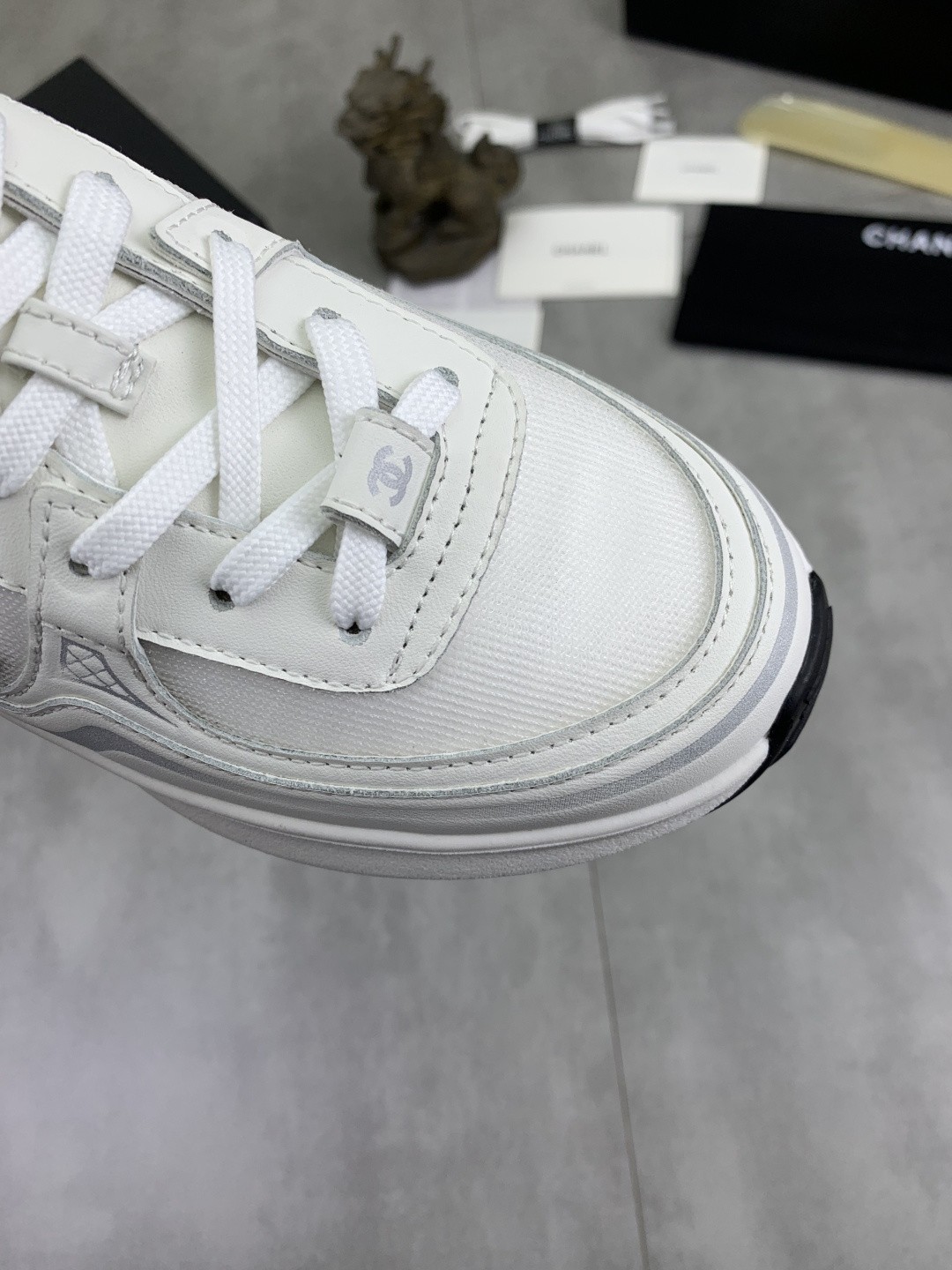 [CHANEL-샤넬]남녀공용 샤넬 스니커즈