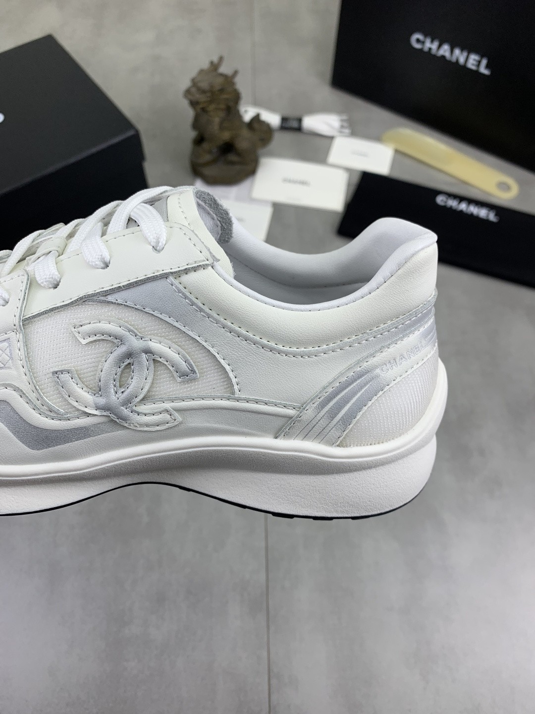 [CHANEL-샤넬]남녀공용 샤넬 스니커즈
