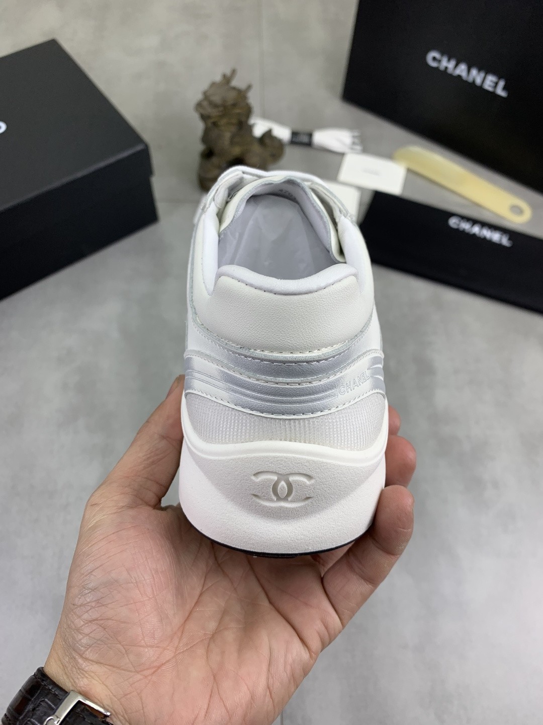 [CHANEL-샤넬]남녀공용 샤넬 스니커즈