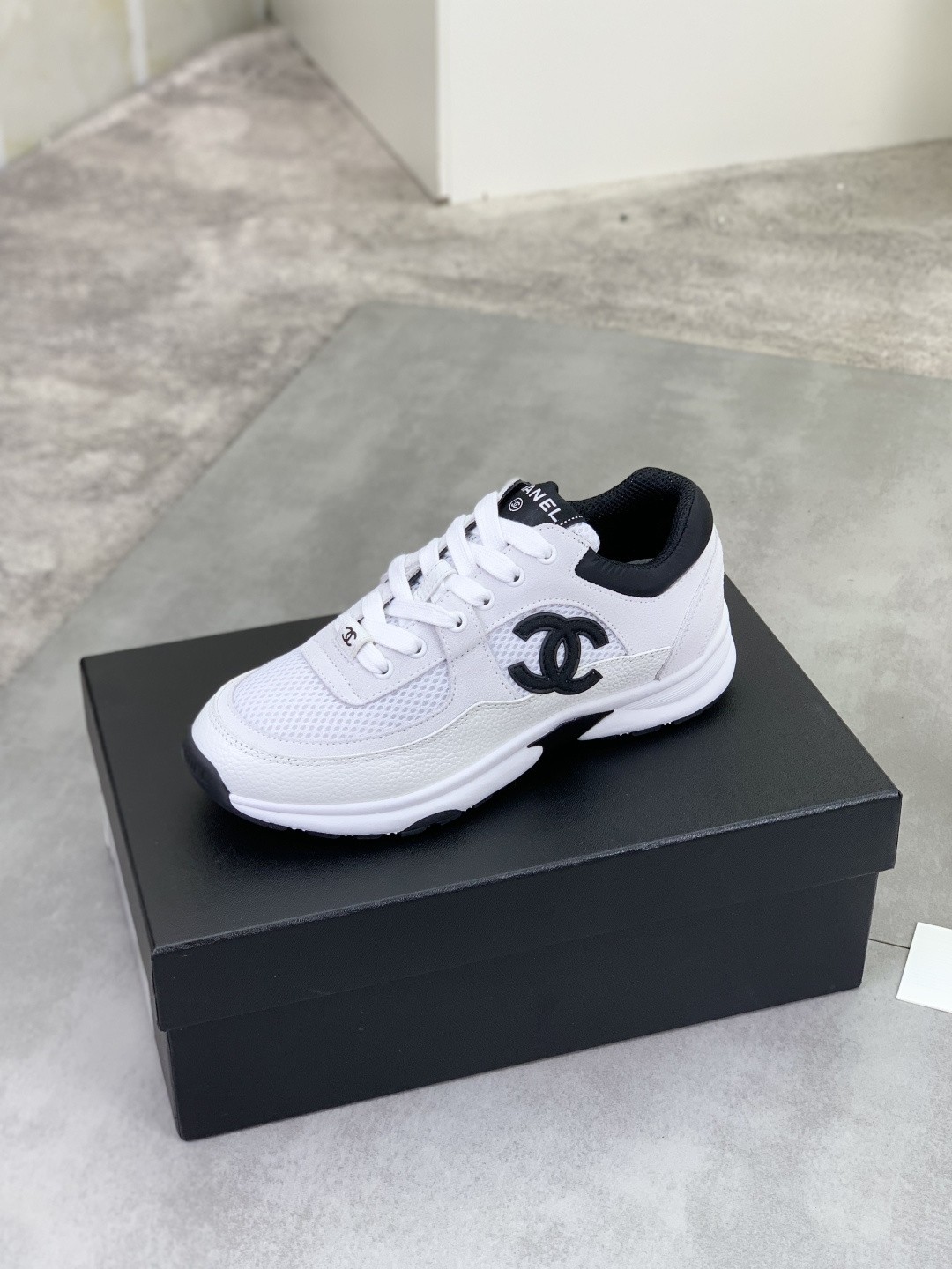 [CHANEL-샤넬]남녀공용 샤넬 스니커즈