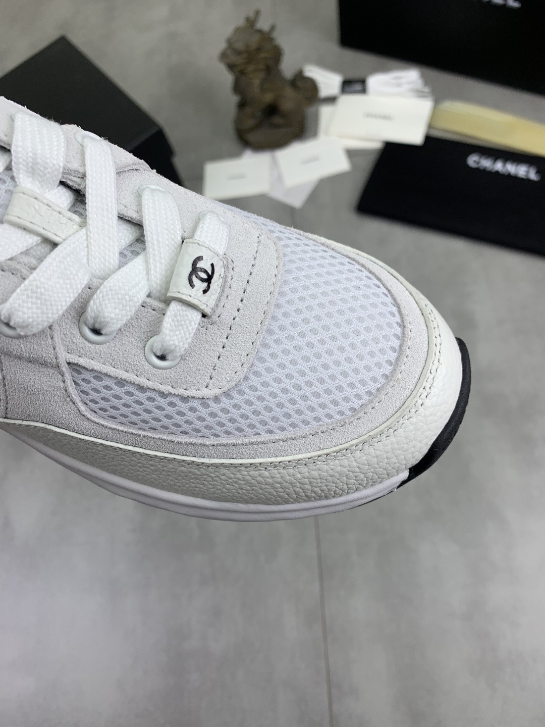 [CHANEL-샤넬]남녀공용 샤넬 스니커즈