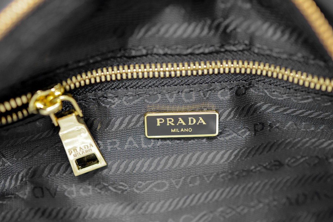프라다 리에디션 1995 라지 리나일론 솔더백 (매장판)