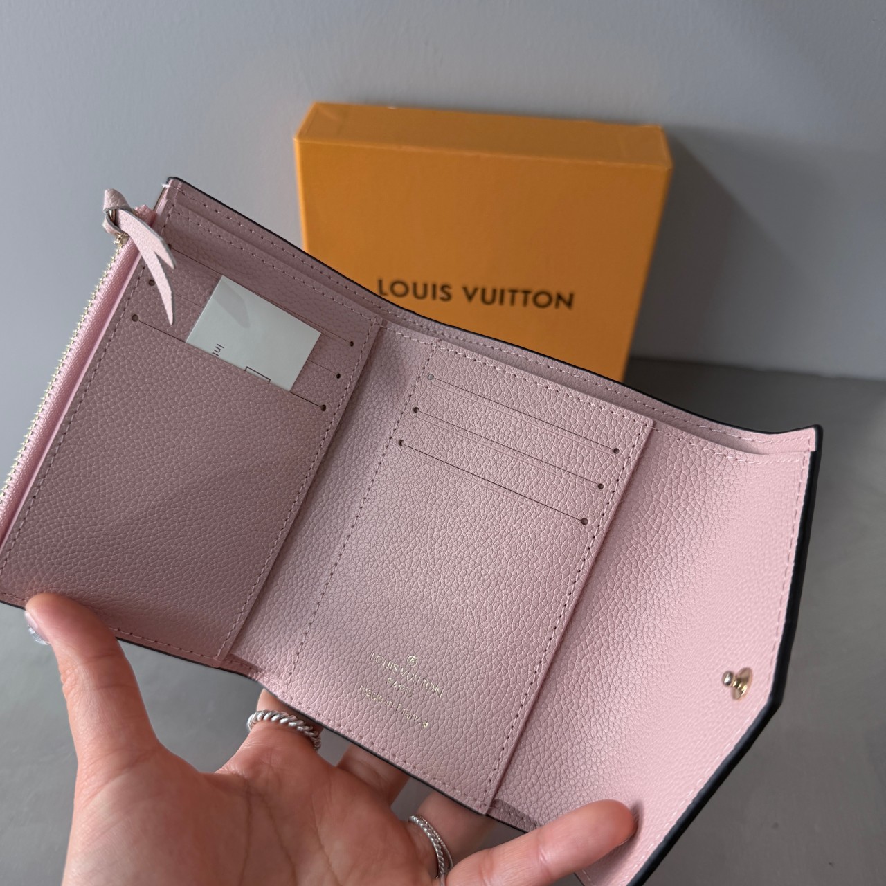 루이비통 빅토린 월릿 로즈오팔레