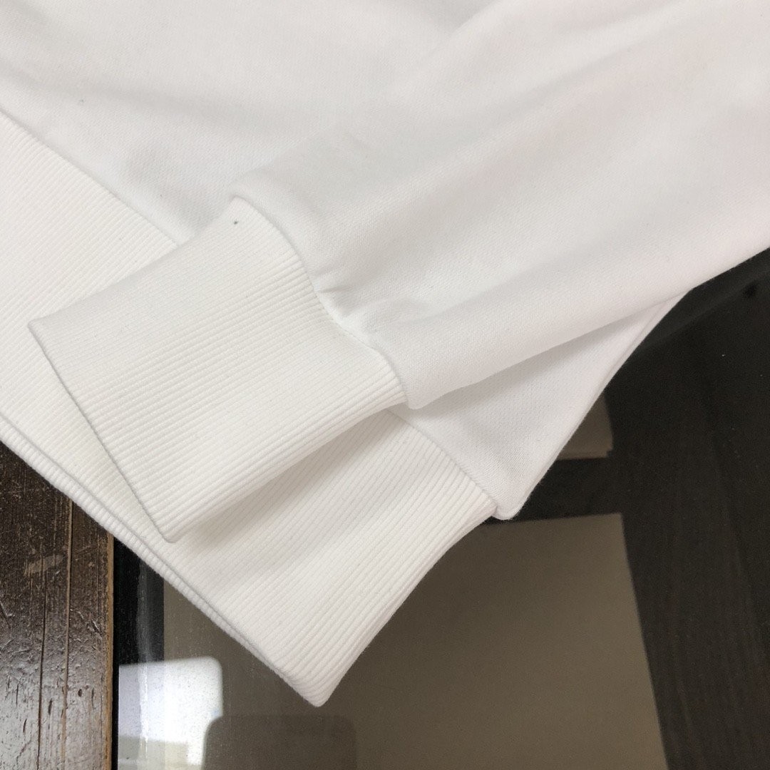 몽클레어 네온 레터링 맨투맨