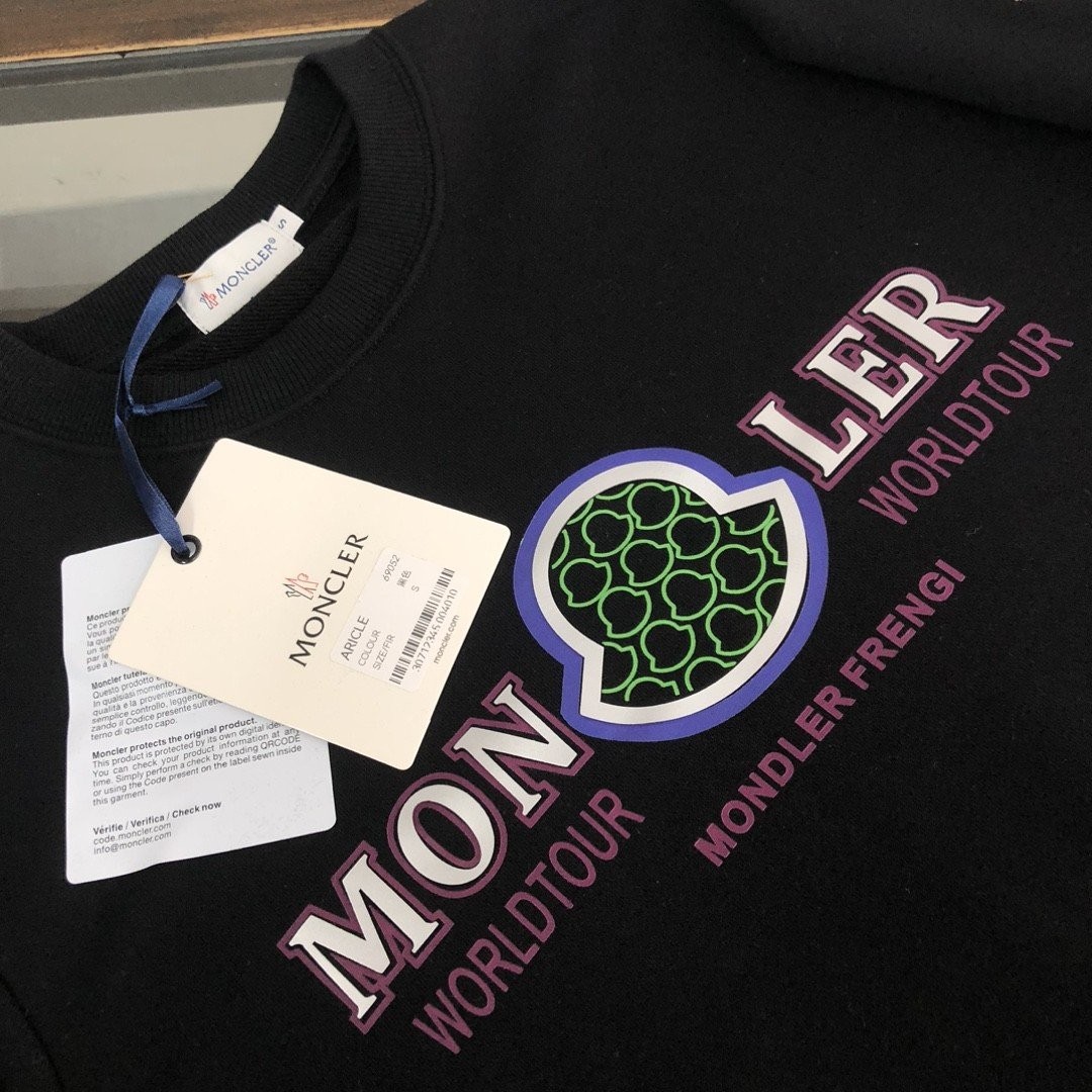 몽클레어 네온 레터링 맨투맨